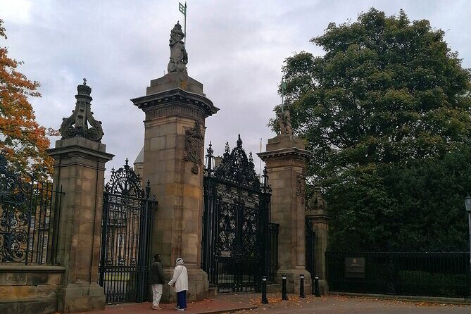 A History of Witchcraft in Edinburgh: A Self-Guided Audio Tour - Walking the Royal Mile’s witchcraft trail, one stop at a time