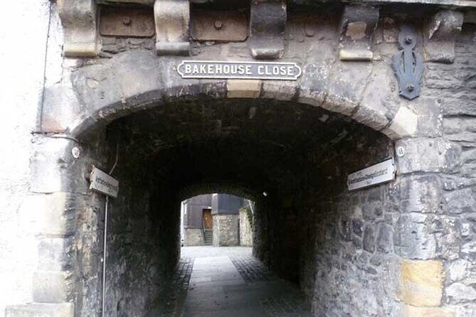 A History of Witchcraft in Edinburgh: A Self-Guided Audio Tour - Holyrood House to Castle Hill: how the Royal Mile carries the plot