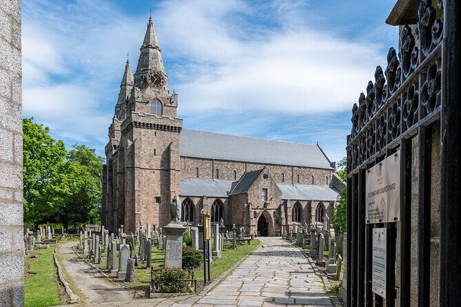 Aberdeen Historical Walking Tour - Old Aberdeen: Powis Gates, Mercat Cross, and a 16th-century secret graveyard