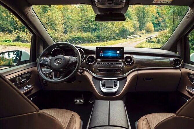 Arrival Transfer Edinburgh Airport EDI to Edinburgh by Minivan - Your chauffeur: where they wait and how pickup works