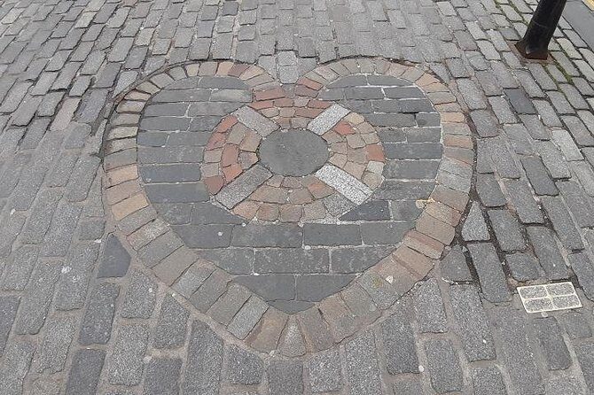 Curious Tales of the Royal Mile - Private Walking Tour - Castlehill to the Big Castle Area: Bonnie Dundee, Court Appeals, and Water Woes