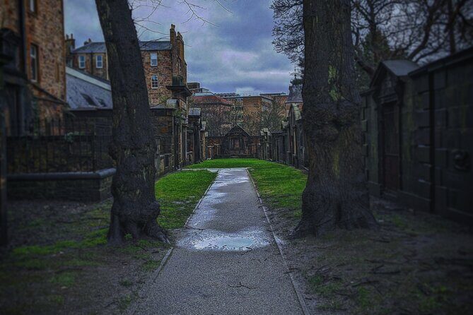 Dark History and Ghost Tour of Edinburgh - Advocates Close: where the stories get physical