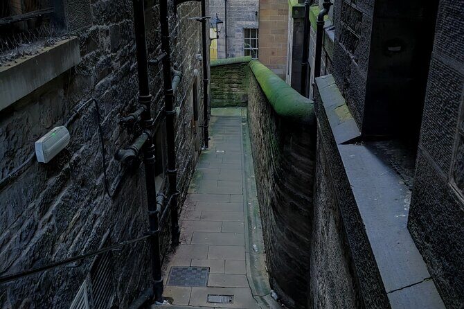 Dark History and Ghost Tour of Edinburgh - Victoria Street and the wizard connection that isn’t all magic