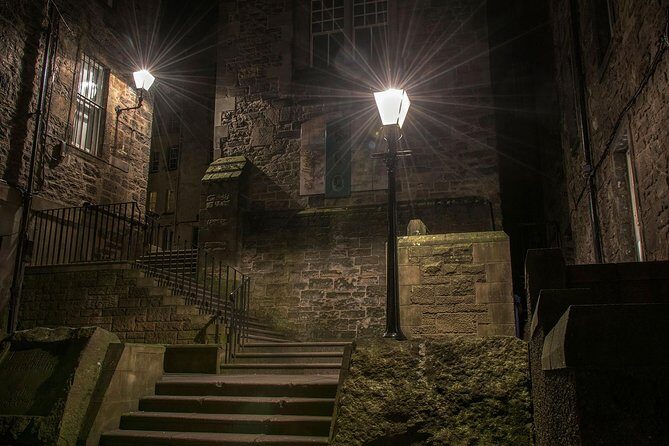 Edinburgh 2 Hour Nighttime Ghost Tour Italian Tour Guide - Greyfriars Cemetery: where the paranormal reputation takes over
