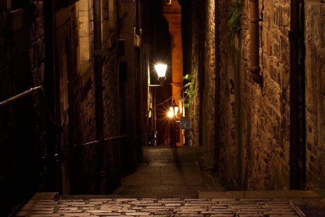Edinburgh 2 Hour Nighttime Ghost Tour Italian Tour Guide - Edinburgh Castle ghost moment: what’s included and what isn’t
