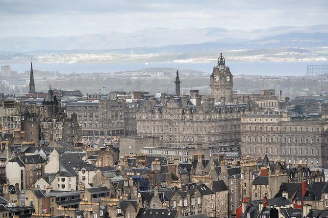 Edinburgh 3 Hour Walking Tour Italian Tour Guide - Start at 190 High St: the Royal Mile warm-up