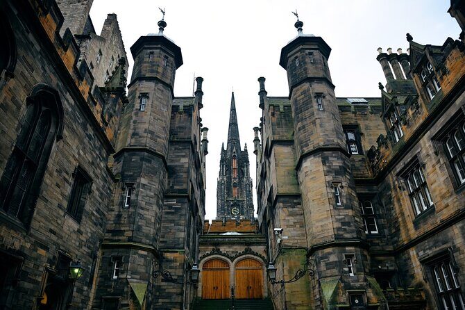 Edinburgh Castle & Old Town Small Group Guided Tour - Greyfriars-style graveyard storytelling and the good dog moment