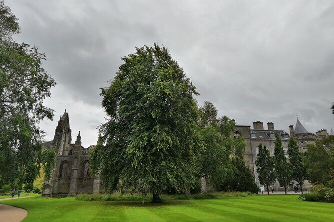 Edinburgh Outlander Self-Guided Private Tour - Stop-by-stop: from writers to royals along Edinburgh’s key sites