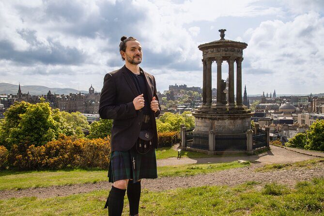 Edinburgh Private Walking Tour in Spanish - The route: from City Chambers to Castle-worthy views
