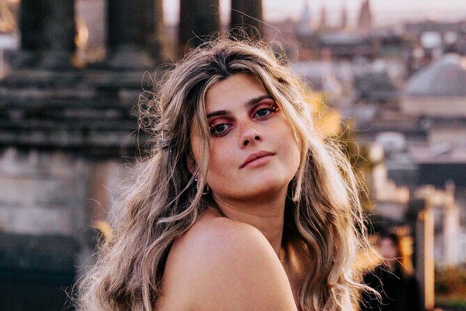 Enchanted Professional Private Photoshoot Tour in Edinburgh - The Vennel Viewpoint: 150 steps and a real castle moment