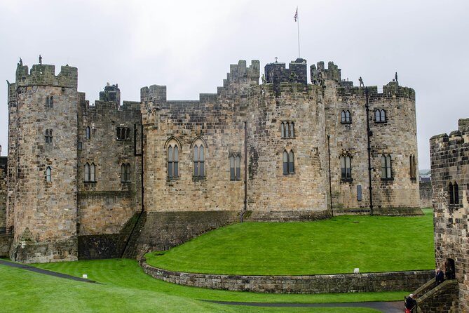 From Edinburgh: 1-day Outlander Tour - attractions included - A 9-hour Outlander sprint across Scotland and into England