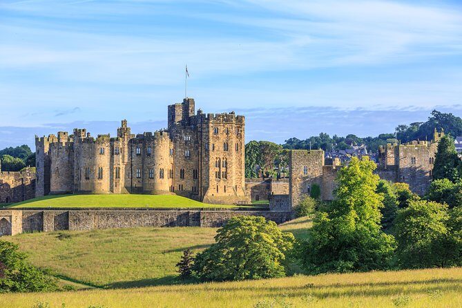 From Edinburgh: 1-day Outlander Tour - attractions included - Doune Castle (Castle Leoch): medieval walls and big-screen hall energy