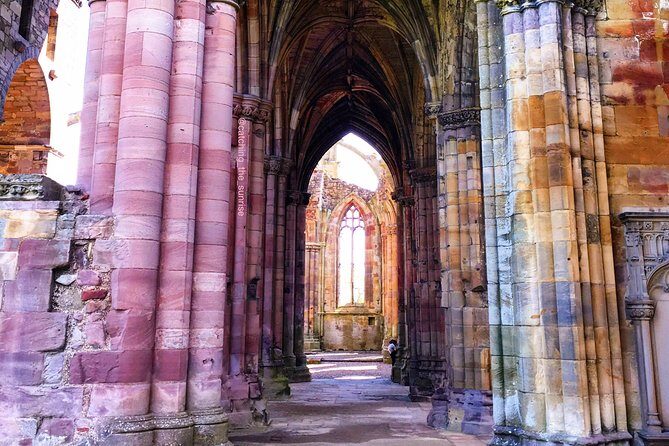 From Edinburgh: 1-day Outlander Tour - attractions included - Linlithgow Palace: the Wentworth Prison setting and an easy lunch reset