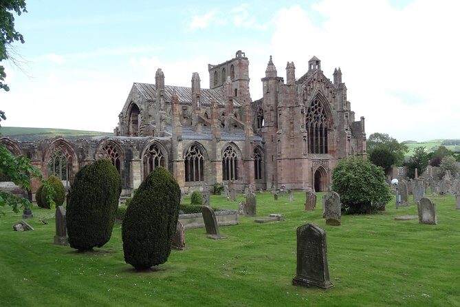 From Edinburgh: 1-day Outlander Tour - attractions included - Culross: cobbled lanes and an Outlander village look