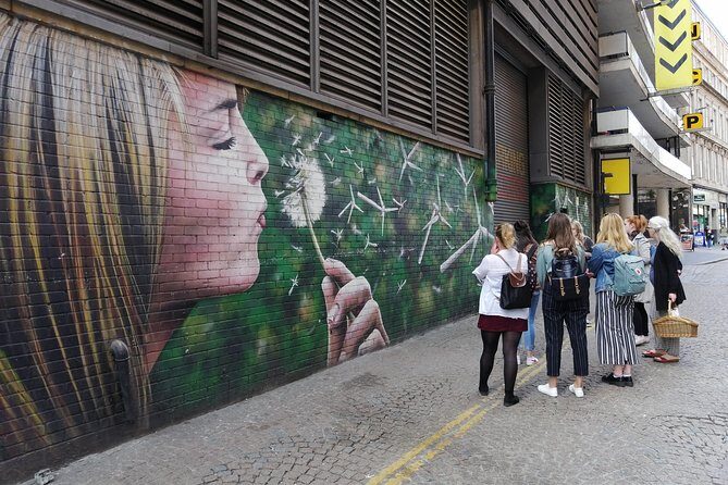 Glasgow Street Art Daily Walking Tour: 2pm - Walking reality check: pace, group size, and what to wear