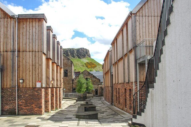 Highlights from Edinburgh’s Old Town: A Self-Guided Audio Tour - Princes Street Gardens: history told through architecture