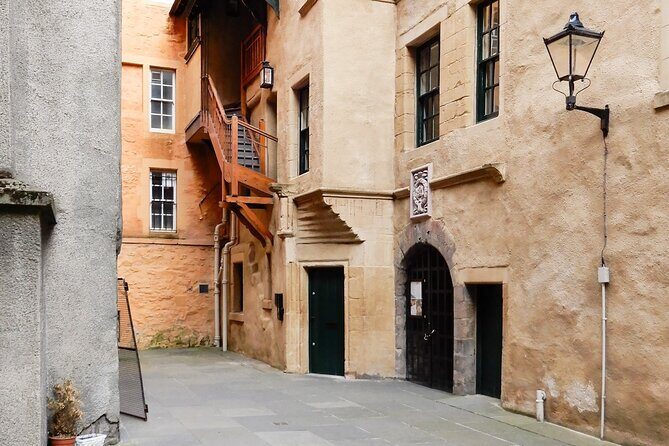 Highlights from Edinburgh’s Old Town: A Self-Guided Audio Tour - Walking the Royal Mile’s spine: where social life meets stone