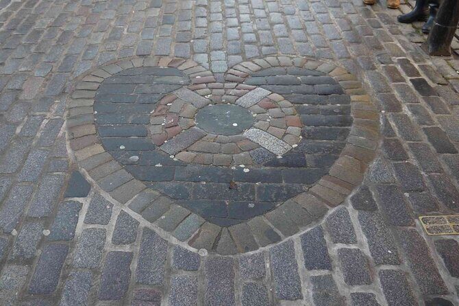 Highlights from the Royal Mile: A Self-Guided Audio Tour - Old Tolbooth Wynd and St Giles Cathedral: civic power underfoot