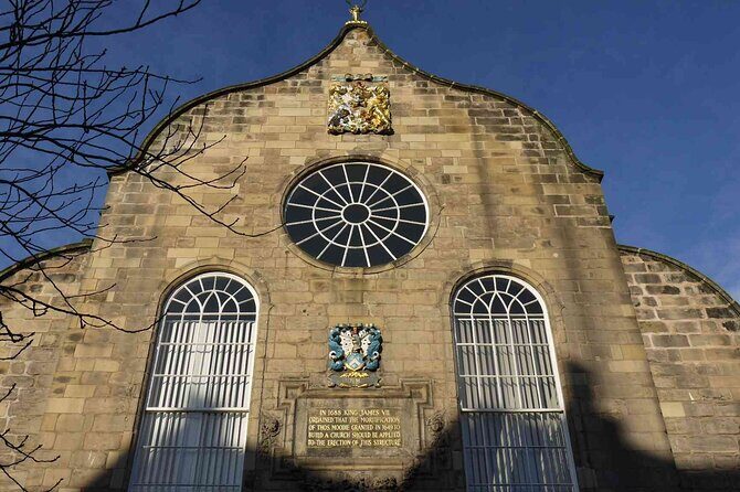 Highlights from the Royal Mile: A Self-Guided Audio Tour - Where the walk begins: Castlehill and the Witches Well