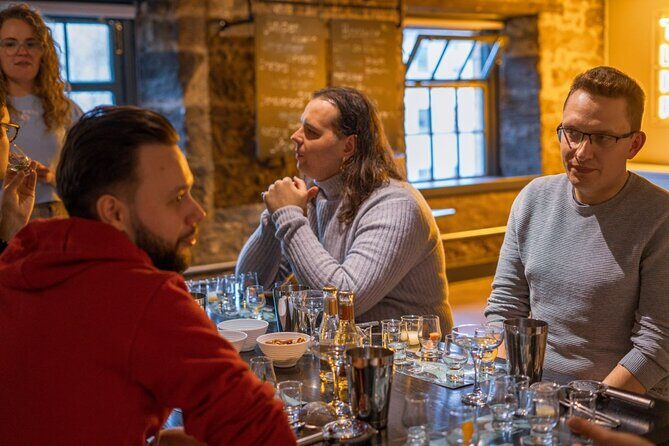 Holyrood Distillery Gin Tasting Experience - Start in the distillery lounge with an arrival cocktail