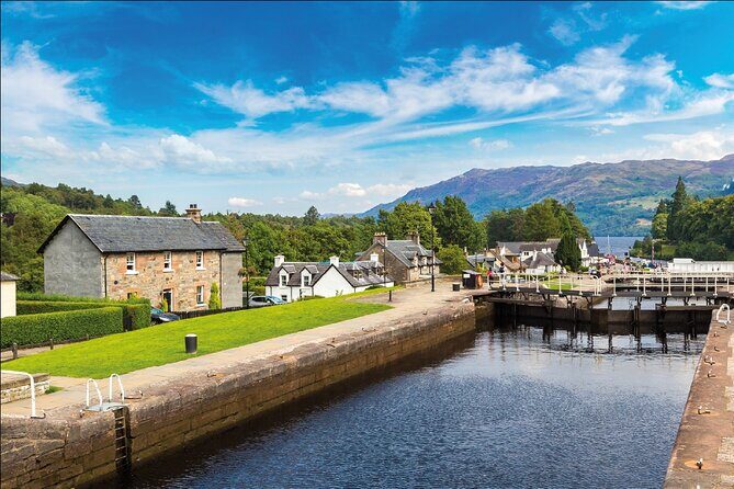 Loch Ness and the Highlands Experience Bus Tour from Edinburgh - Stirling Castle and the National Wallace Monument: a strong opening