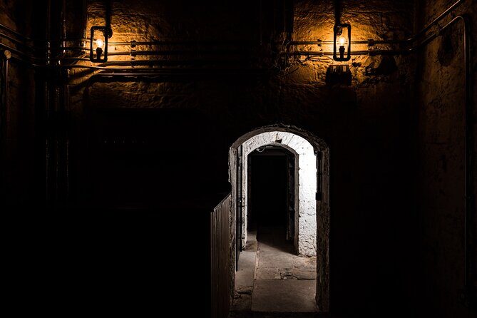 Luxury Whisky Tasting in Edinburgh's Underground Vaults | 90min - The 5-dram lineup: tasting whiskies from all over Scotland