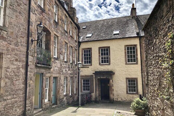 Old Edinburgh Private Walking Tour - Learning From the Outside: Why Those Exterior Stops Matter