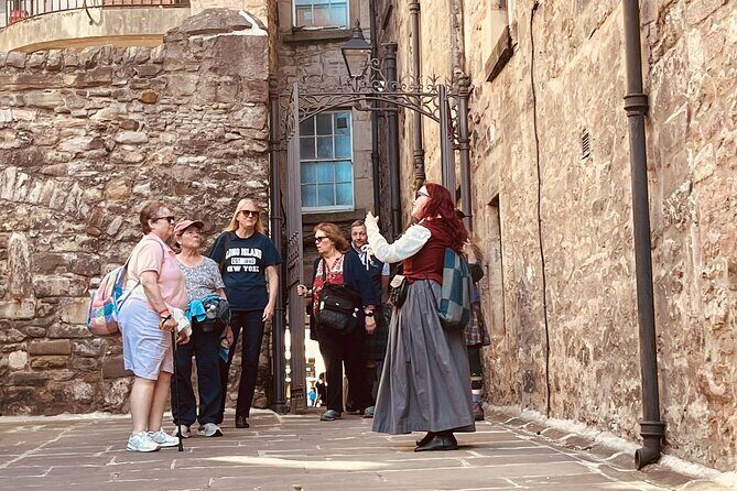 Old Town Walking Tour - Starting at St Giles: the route kicks off with atmosphere