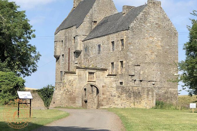Outlander locations experience, Private Tour in a premium Minivan - Stop 2: Falkland, the Inverness stand-in from the first scenes