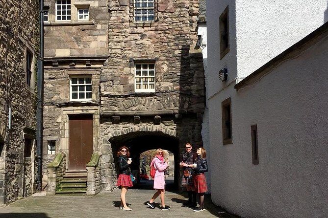 Outlander Walking Tour of Edinburgh's Old Town - Stop 3: Bakehouse Close—the Printshop steps and the power of a sheltered close