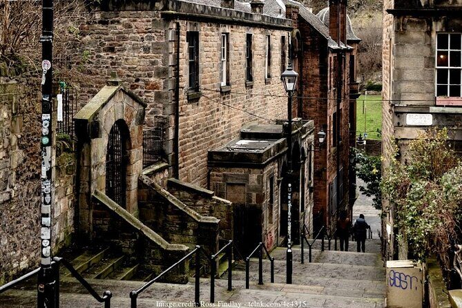 Private 4h Walking Tour in Edinburgh with Edinburgh Castle Tour - Victoria Street: Photos, Street Energy, and Harry Potter Stories