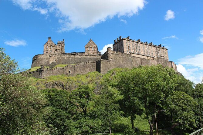 Private 4h Walking Tour in Edinburgh with Edinburgh Castle Tour - Holyroodhouse Front and Center (With Politics in the Air)