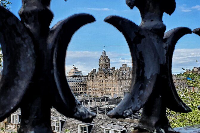 Private Edinburgh driving tour - St Giles, Advocate’s Close, and the Royal Mile viewpoints that set the tone
