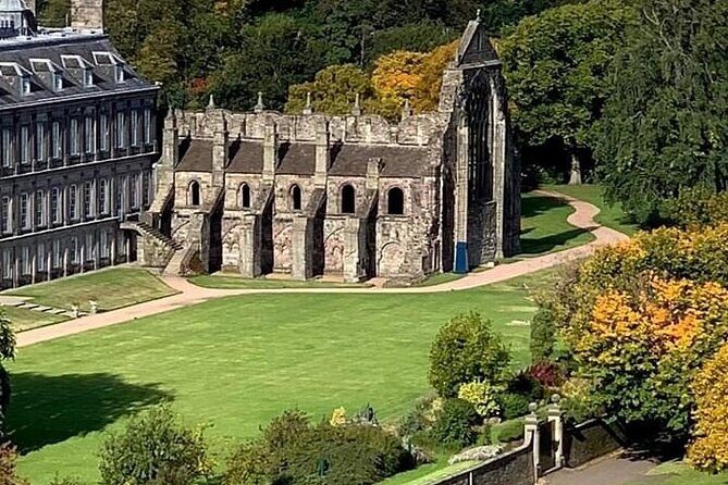 Private Edinburgh Full Day Guided Tour in a Black Cab LEVC TX - Views from the Royal Mile area: Vennel passageways and quick castle looks