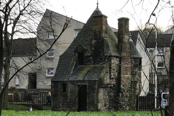Private Edinburgh Full Day Guided Tour in a Black Cab LEVC TX - Holyroodhouse, Arthur’s Seat, and the viewpoints that make the Royal Mile make sense