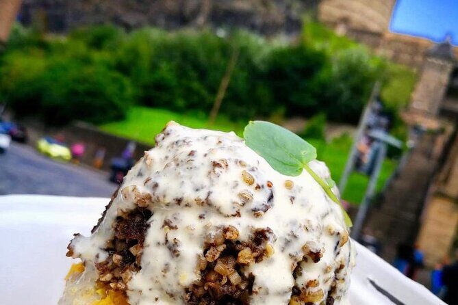 Private Edinburgh Street Food Walking Tour - The Royal Mile: closes, stairways, and the food stop rhythm