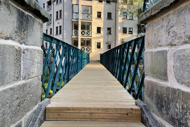 Private Royal Mile Walking Tour - Holyroodhouse and Holyrood Abbey from the street