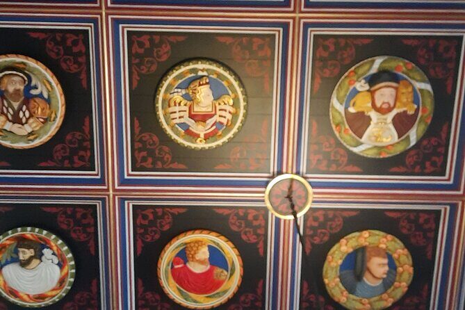 Private Stirling Day Guided Tour in the Premier Classic LEVC TXE - Doune Castle: a medieval setting with independence-era echoes