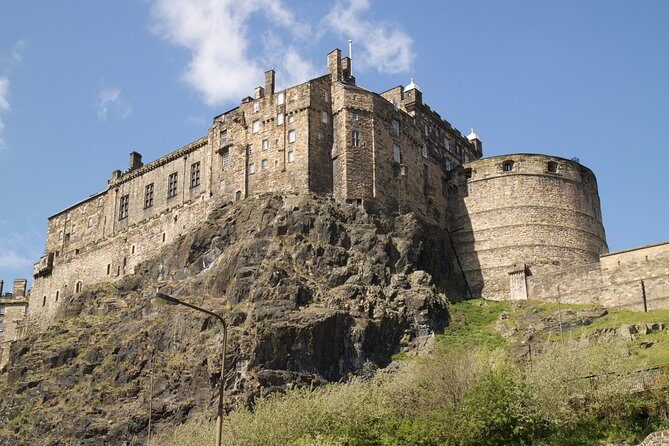 Private Walking Tour: Edinburgh Highlights, including entry to Edinburgh Castle - Harry Potter stops: Elephant House and the graveyard lore combo