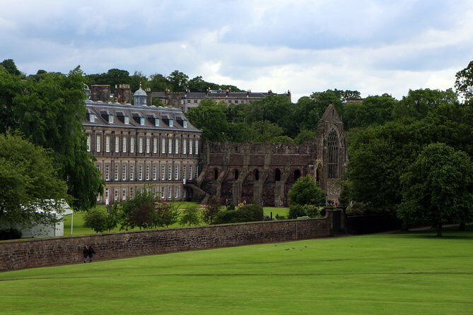 Private Walking Tour: Edinburgh Highlights, including entry to Edinburgh Castle - City Chambers and John Knox House: handprints and sermon-era architecture