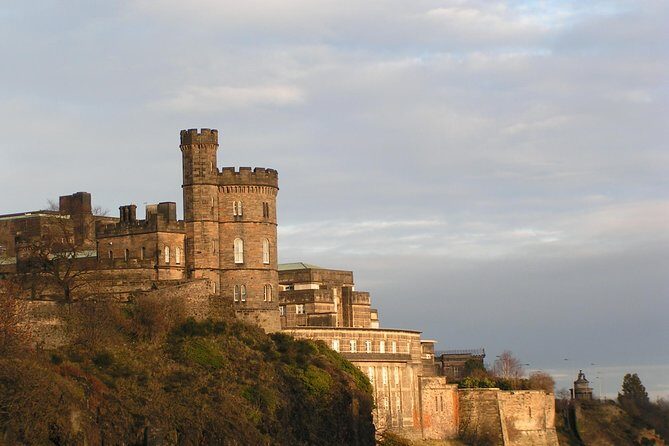 Public guided tour of Edinburgh at a minimum price - in French - New Town Avenues and the Scott Monument: Georgian Planning, Explained