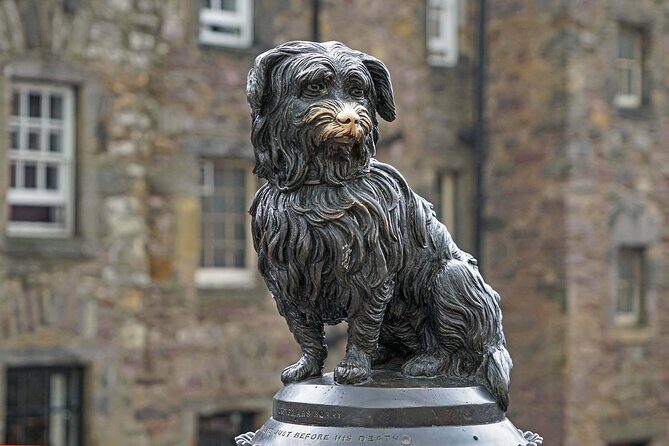 Royal Mile, Edinburgh Walking Tour with Audioguide - Paisley Close: why small streets matter