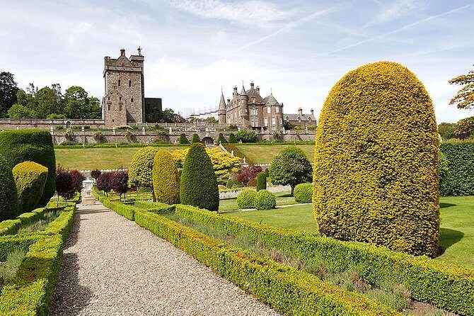 Scottish castles tour - private four castles tour from Edinburgh - Stirling Castle: royal power with a surprise-you-won’t-forget age fact