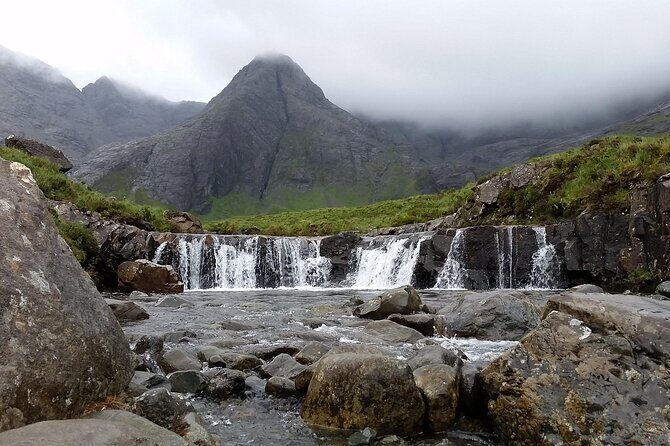 Skye Fairy Pools/ Fairy Glen/ Kilt rock / Old Man Storr - Urquhart Castle: a fast photo stop that sets the tone