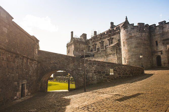 Stirling Castle, Loch Lomond and Cruise Day Tour from Glasgow - The Trossachs road trip: stories between Doune Castle and Callander