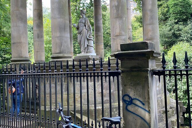 Stunning Edinburgh E-bike Tour max 10 people small group - The Scottish Parliament Area and Holyrood Palace Context