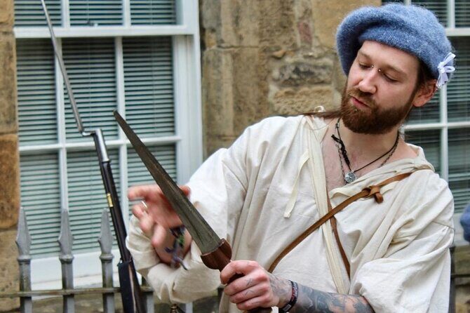 The History Behind Outlander Tour - Bakehouse Close and Alexander Malcolm’s Printhouse: words, weapons, and tight spaces