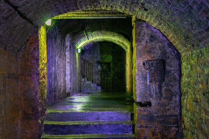 Underground Vaults Walking Tour in Edinburgh Old Town - Timing and value: about an hour that’s really about the contrast